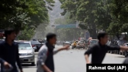 Авганистанци бегаат од местото на бомбашки напад кој се случил денеска во Кабул 