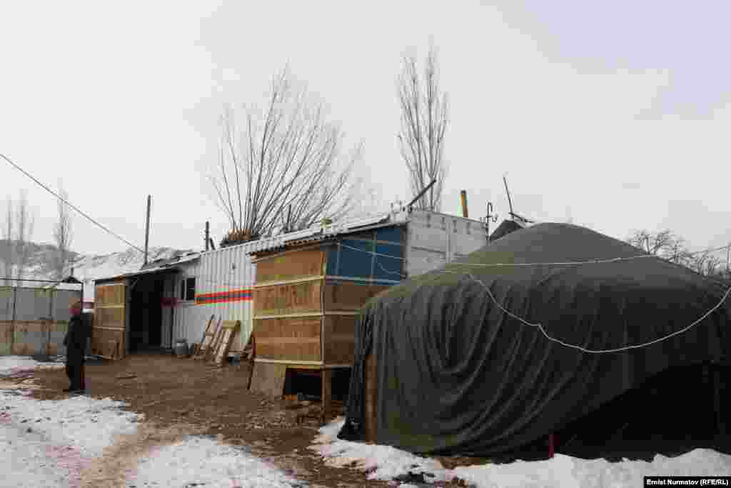 Гуманитарная помощь пострадавшим поступает до сих пор. 