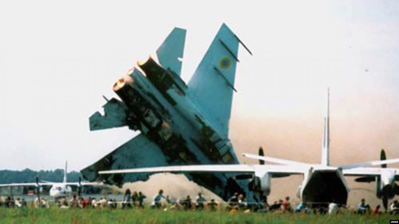 Момент, когда Су-27 врезается носом в заполненное зрителями летное поле