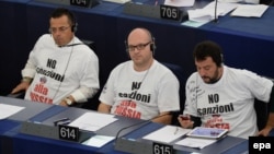 Маттео Сальвини (справа) и его коллеги на сессии Европарламента – в футболках с надписью "Нет санкциям против России"