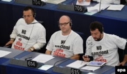 Маттео Сальвини (справа) и его коллеги в Европарламенте в футболках с надписью "Нет санкциям против России"
