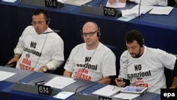 Matteo Salvini (dreapta) și colegii lui în Parlamentul European, îmbrăcați în tricouri pe care scrie „Nu sancțiunilor împotriva Rusiei”