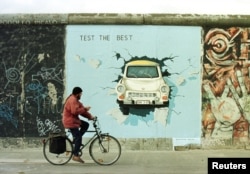 Одно из самых известных изображений в East Side Gallery: "Трабант", пробивающий Берлинскую стену