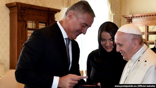 Bivši predsjednik Crne Gore Milo Đukanović i papa Franjo. Vatikan, 8. oktobar 2018.