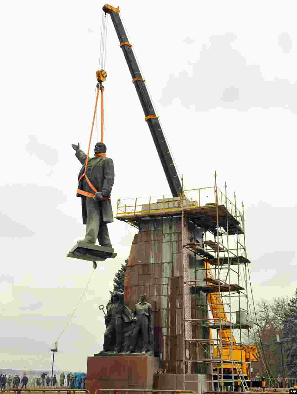 Ukraine -- Workers dismantle a huge Lenin's monument in city of Zaporizhzhya, March 17, 2016