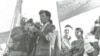 Орал казактарының жиынына қарсы митингіде өлең оқып тұрған азаматтық белсенді, ақын Мұңайдар Балмолда. Орал, 14 қыркүйек 1991 жыл. 