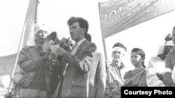 Орал казактарының жиынына қарсы митингіде өлең оқып тұрған азаматтық белсенді, ақын Мұңайдар Балмолда. Орал, 14 қыркүйек 1991 жыл. 
