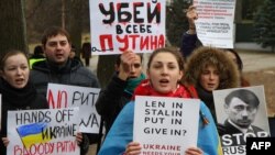 Протест проти російської агресії в Україні біля посольства Росії у Литві. Вільнюс, 2014 рік