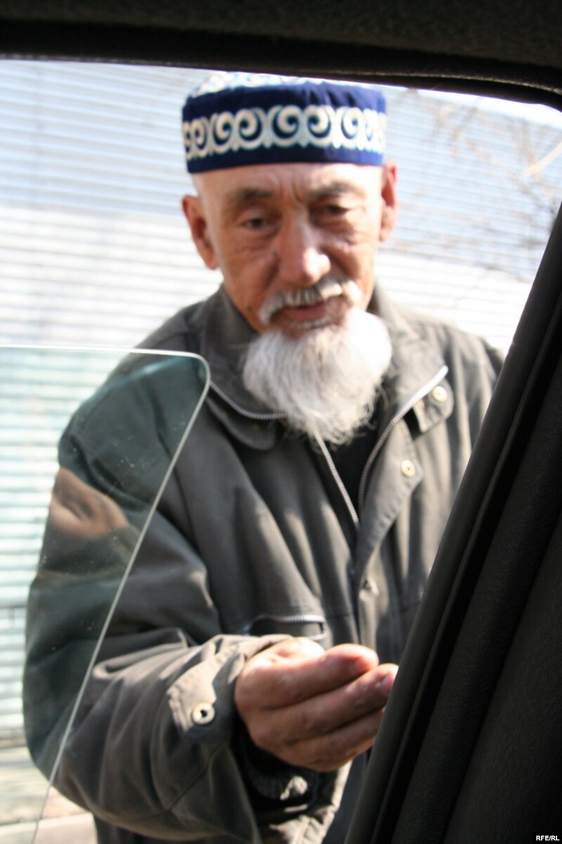 Нищий старик просит милостыню. Алматы, 31 марта 2008 года.