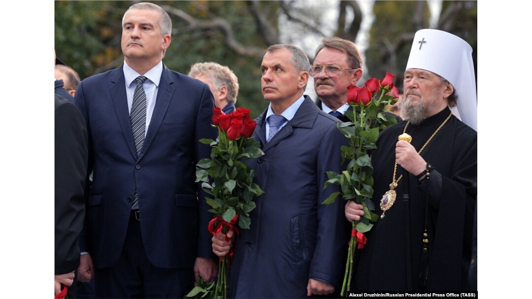Керівники російської окупаційної влади у Криму Сергій Аксьонов і Володимир Константинов та митрополит Сімферопольський і Кримський УПЦ (МП) Лазар (зліва направо) під час церемонії відкриття пам’ятника імператору Олександру III в парку Лівадійського палацу. Окупована Ялта, 18 листопада 2017 року