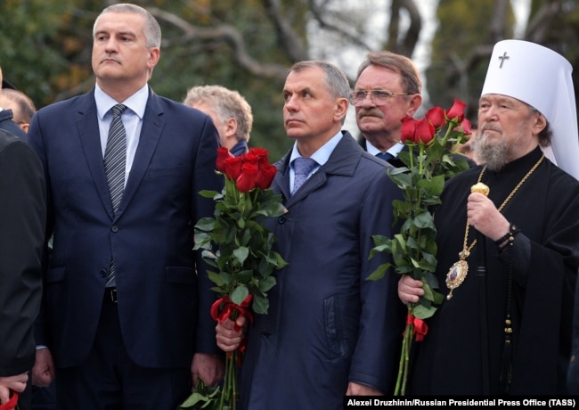 Керівники російської окупаційної влади у Криму Сергій Аксьонов і Володимир Константинов та митрополит Сімферопольський і Кримський УПЦ (МП) Лазар (зліва направо) під час церемонії відкриття пам’ятника імператору Олександру III в парку Лівадійського палацу. Окупована Ялта, 18 листопада 2017 року