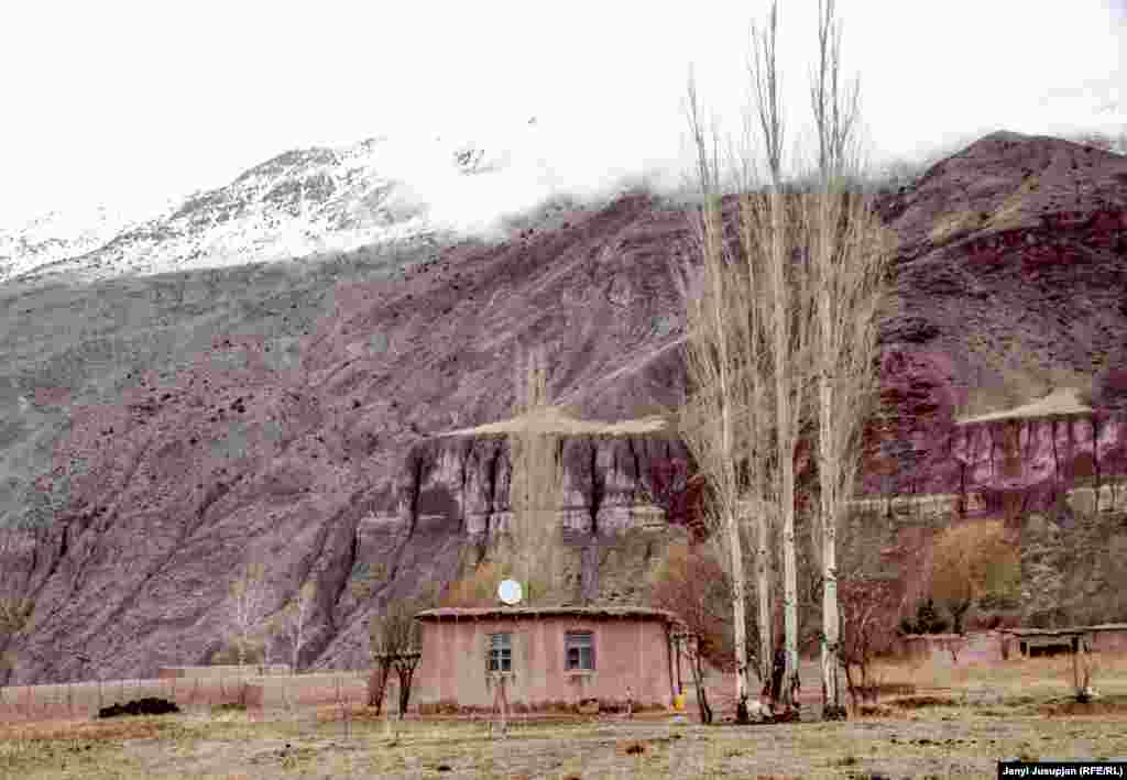 A view of Salim's house, where he lives with his wife. He grows potatoes and takes them to Shaar-Tuz to sell. It's an excuse to visit his family in his town of his birth. He studied in a Kyrgyz school in Shaar-Tuz and had many Uzbek friends who were also deported to the cotton plantation from the north of Tajikstan.