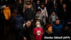 Žena sa zaštitnom maskom na moskovskoj metro stanici, 10. marta 2020.