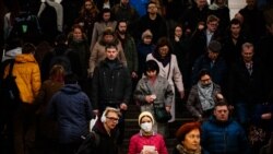 Žena sa zaštitnom maskom na moskovskoj metro stanici, 10. mart