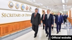U.S. Defense Secretary Jim Mattis (right) meets with Ukrainian President Petro Poroshenko at the Pentagon in Washington, D.C., on June 20.