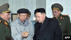 Ким Чен Ын (второй справа)
