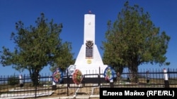 Памятник подвигу пяти моряков-черноморцев на плато Кара-тау над селом Верхнесадовое вблизи Севастополя
