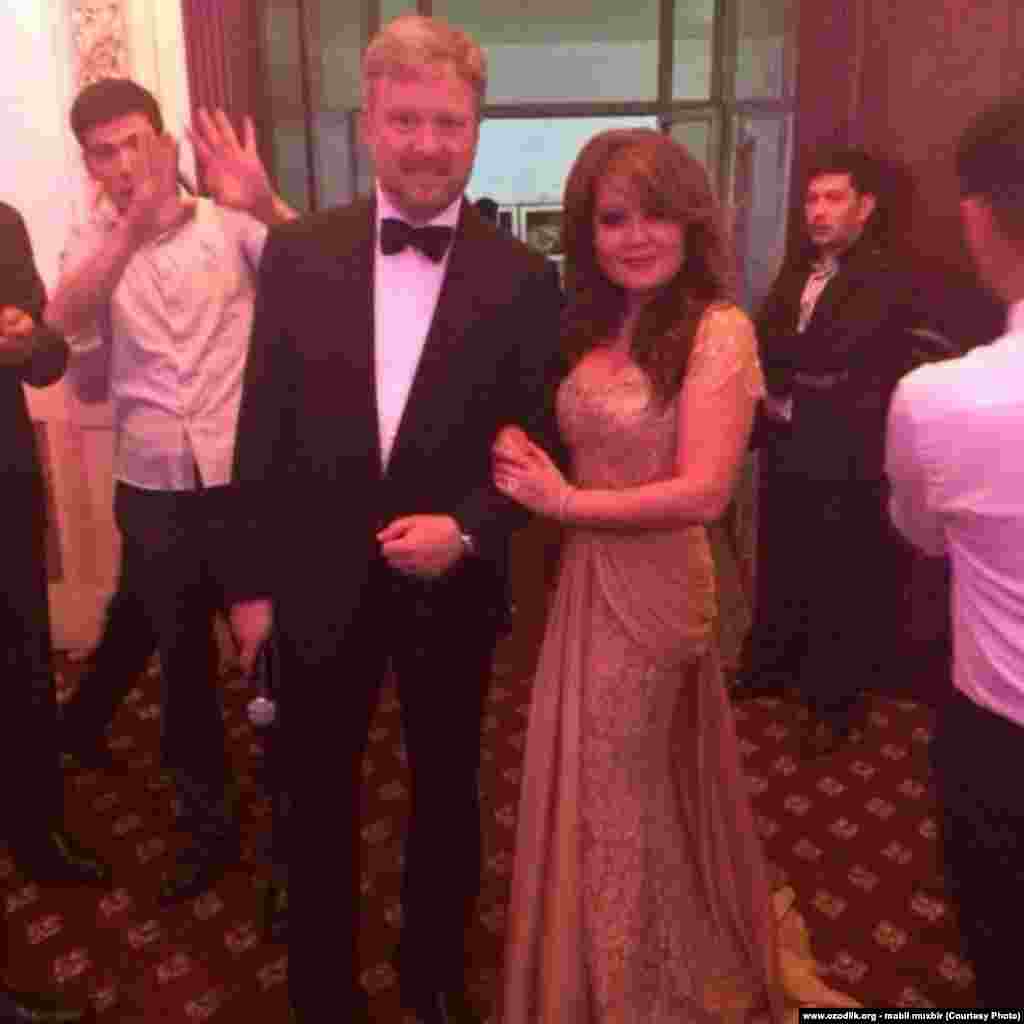Uzbekistan - russian showman Valdes Pelsh in the wedding party of uzbek criminal authority's granddaughter
