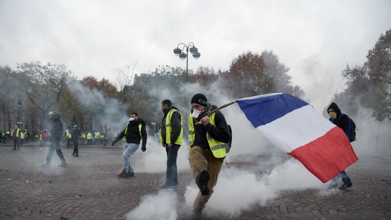 Policia franceze arreston dhjetëra protestues në Paris