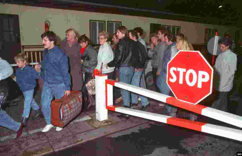Жители Восточной части Берлина на границе. 9 ноября 1989 года. 