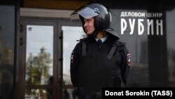 A police officer guards a business center that was evacuated in connection with anonymous bomb threats in Yekaterinburg on September 19.