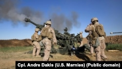 Американские морские пехотинцы в Ираке ведут огонь по позициям боевиков ИГИЛ. 18 марта 2018 года