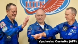 NASA astronauti Ričard Arnold (levo) i Endrju Feustel (desno) sa kosmonautom Roscosmos-a Olegom Artemjevom poziraju za sliku na ruskom iznajmljenom kosmodromu Baikonur u Kazahstanu u martu 2018. godine