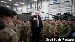 Premierul britanic Boris Johnson vorbind militarilor britanici staționați în Estonia, 21 decembrie 2019