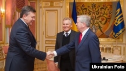 Президент України Віктор Янукович провів зустріч з колишнім Президентом Польщі Александром Квасневським та колишнім головою Європейського парламенту Петом Коксом, Київ, 5 лютого 2013 року