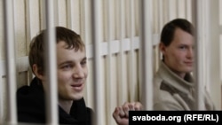 Зьміцер Дашкевіч і Эдуард Лобаў на судовым працэсе, 24 сакавіка 2011 г. 