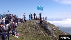 Крымские татары совершают восхождение в горах Крыма - в память депортированных в 1944 году