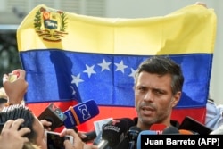 Леопольдо Лопес общается с журналистами перед зданием посольства Испании. Каракас, 2 мая