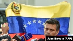Opozicioni lider Leopoldo Lopez govorio je ispred španske ambasade 2. maja 2019.