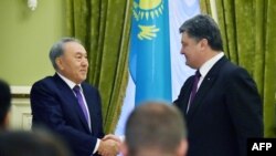 Petro Poroshenko (djathtas) dhe Nursultan Nazarbaev gjatë takimit të tyre të sotëm në Kiev