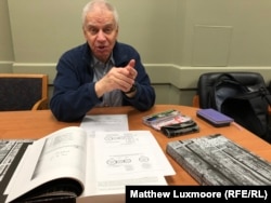 Aleksandr Guryanov, a Katyn researcher, with his three-volume book that lists the names and biographies of 6,287 Polish inmates of the Ostashkov camp.