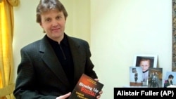 Александр Литвиненко (1962–2006), бывший сотрудник советских и российских спецслужб, автор ряда книг, в том числе книги «ФСБ взрывает Россию». Лондон, 10 мая 2002 года
