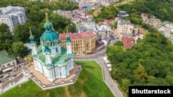 18 жовтня Верховна Рада ухвалила законопроект, який дозволяє передати Андріївську церкву в Києві у користування Вселенському патріархату