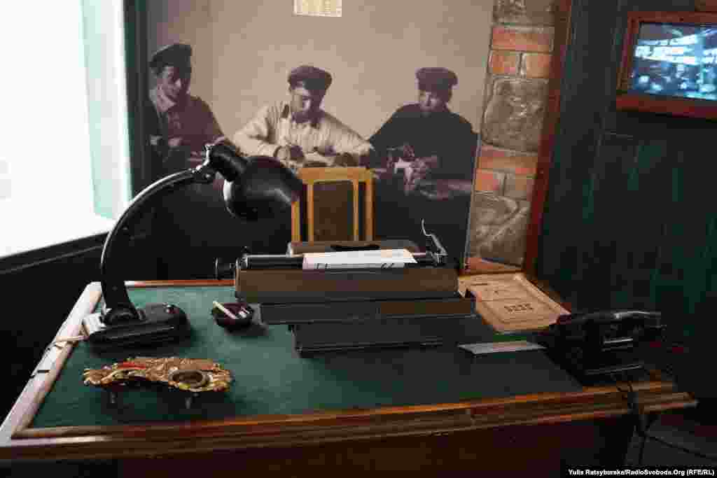 Музейники відтворили стіл та канцелярське приладдя так званих &laquo;трійок&raquo;, які за сотнями сфальшованих справ засуджували до розстрілів невинних громадян