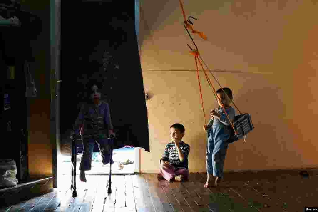 Syrian refugee children play in an old tobacco factory building now being used as a refugee shelter in Yayladagi refugee camp in Turkey&#39;s Hatay Province, near the Syrian border. (Reuters/Umit Bektas)