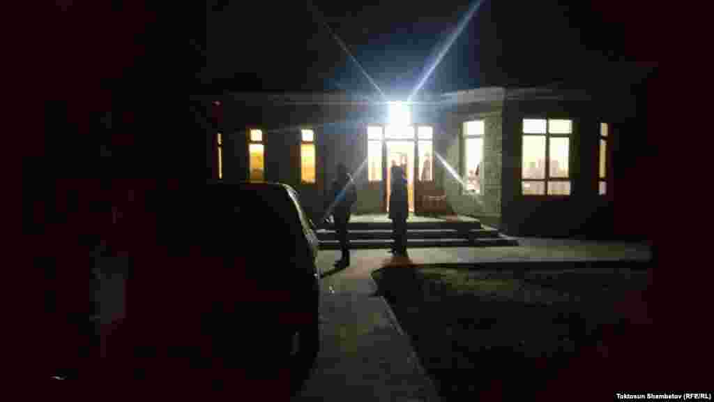Родственники рассказали, что в дом ворвались три-четыре человека в масках и потребовали деньги.