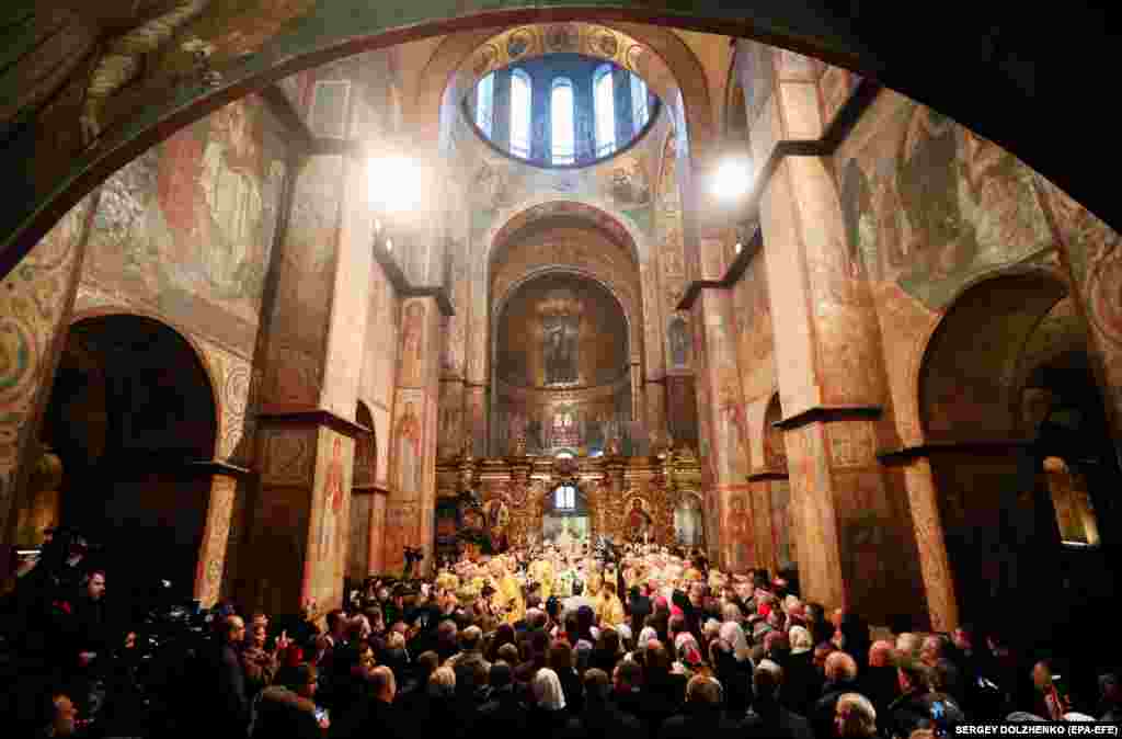 Liturgija u Katedrali, 2019. Poput poznatih mozaika i freski, zidove Svete Sofije krasi i oko 7.000 poruka i imena,&nbsp;ugraviranih između 11. i 18. stoljeća.