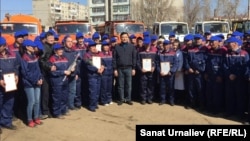 Аким Западно-Казахстанской области Алтай Кульгинов (в центре) фотографируется с работниками дорожно-эксплуатационного предприятия. Уральск, 9 апреля 2016 года. 