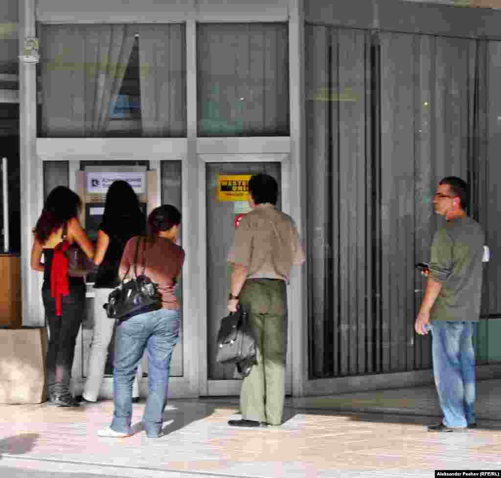 Луѓе чекаат пред банкомат