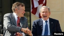 Bivši predsjednici Amerike, George H.W. Bush (L) and George W. Bush