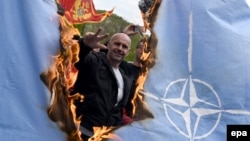 Участник акции против вступления Черногории в НАТО. Апрель 2017 года