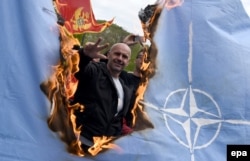 Противники вступления Черногории в НАТО сжигают флаг этой организации