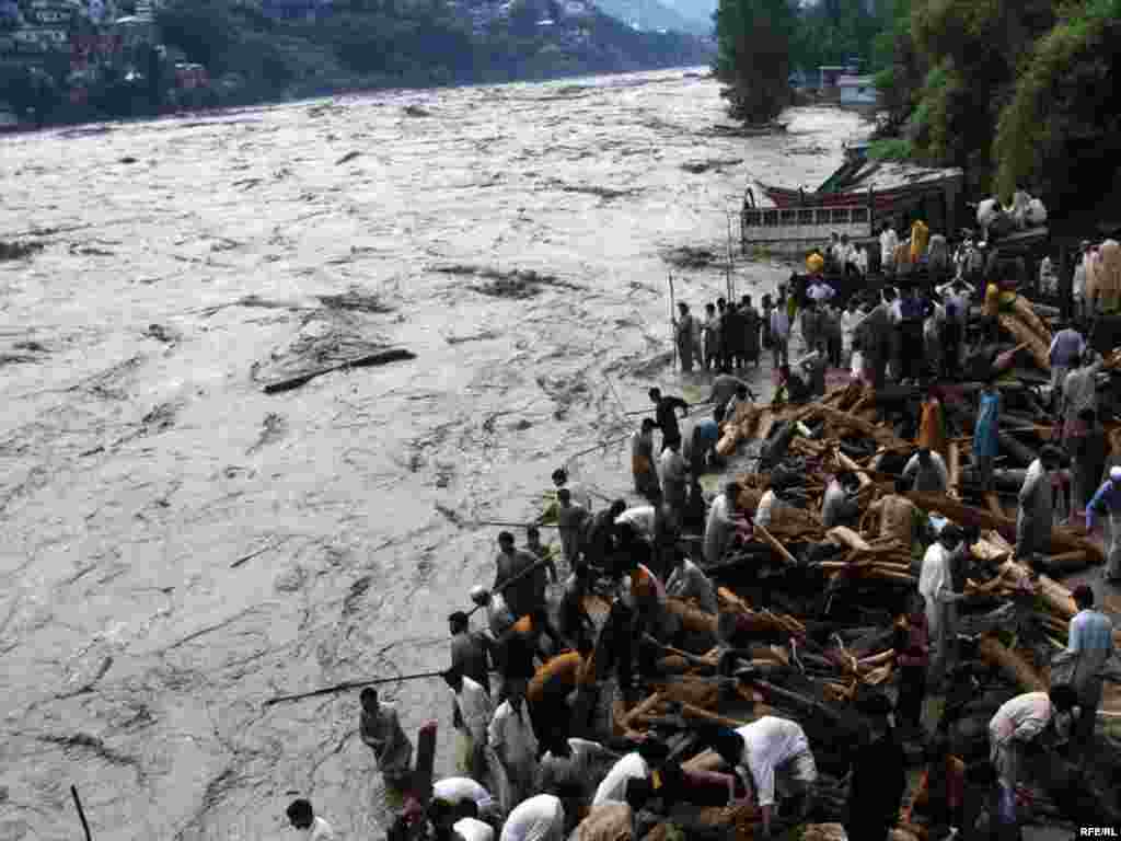 As Pakistani Floods Rage, Aid Is Slow To Come #16