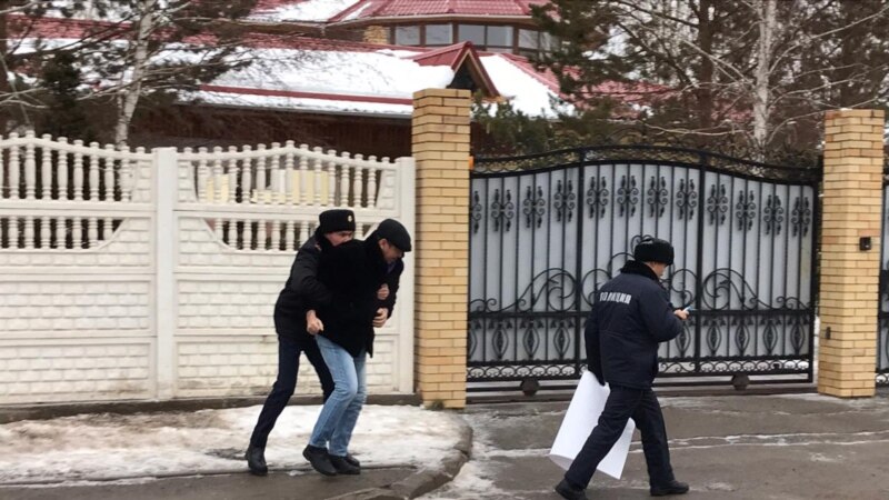 Казахстан: художник пришел к посольству Украины «просить прощения» за слова Токаева о Крыме 