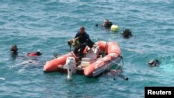 تلاش بری نجات مسافران قایق غرق شده در سواحل ترکیه در روز پنجشنبه.