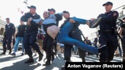Задержание участника акции в защиту политзаключенных, Санкт-Петербург, 23 июня 2019 г. 